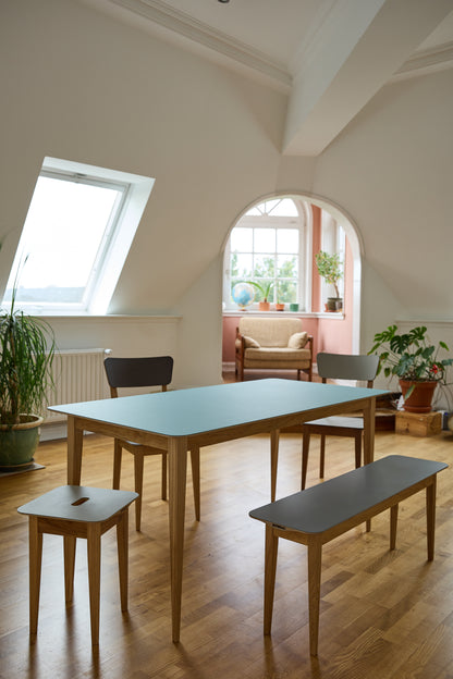 Beluga Tisch in Wohnung mit Bank und Stuhl